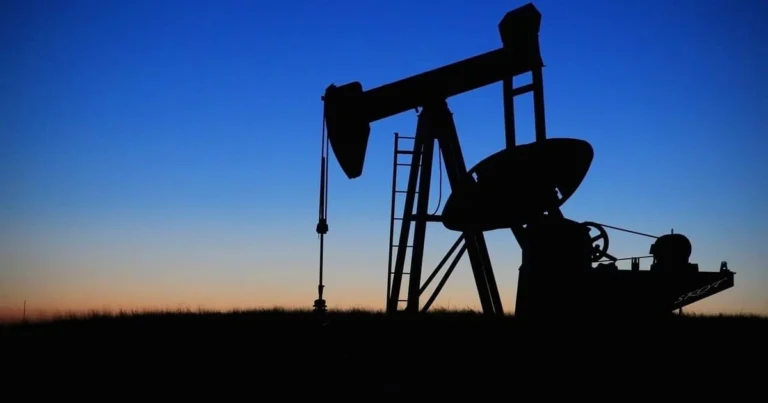Opep+ vai decidir se aumenta a produção de petróleo em meio a queda do barril