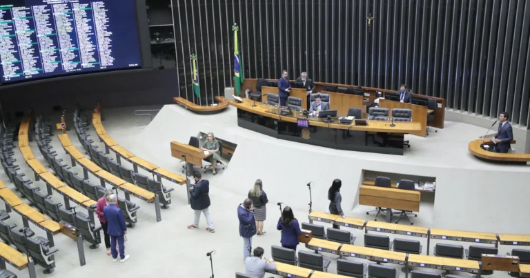 Câmara terá semana de votações e homenagens sobre educação, segurança e proteção digital