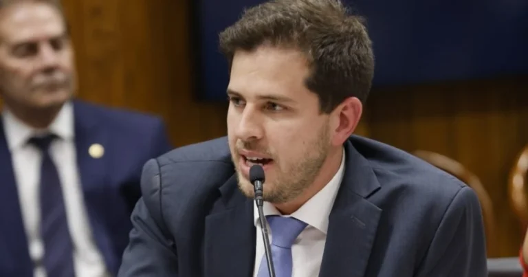 Projeto que amplia licença-paternidade para até 30 dias está pronto para votação