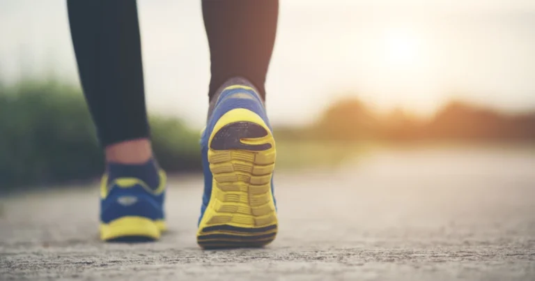 Quantos quilos você pode perder caminhando 30 minutos por dia durante um mês?