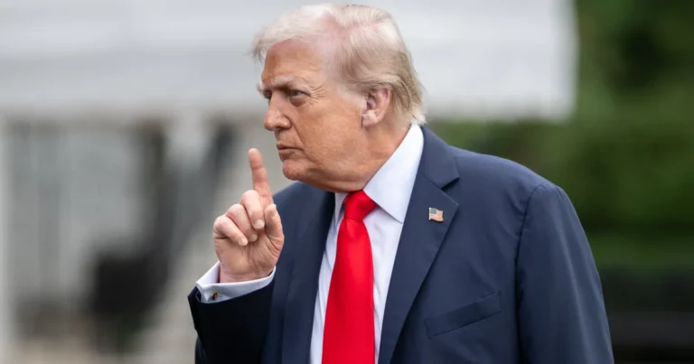 Trump inicia demissões em massa em meio a paralisação do governo