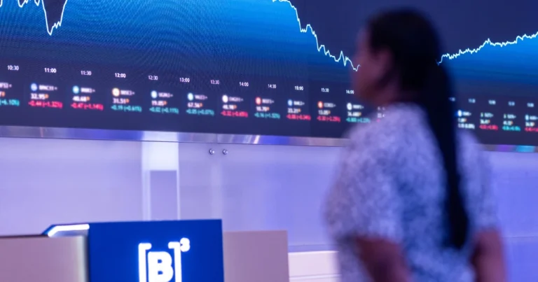 Dólar sobe refletindo alta global da moeda, e bolsa volta a cair